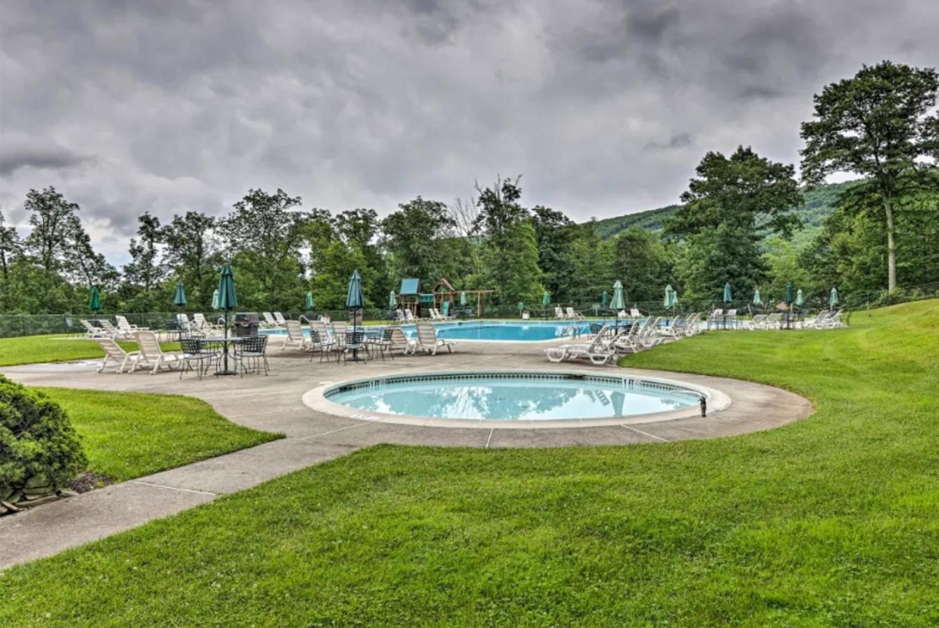 Pocono Mountain Home , Hot Tub- 1 Mile To Skiing! Таннерсвилл Экстерьер фото